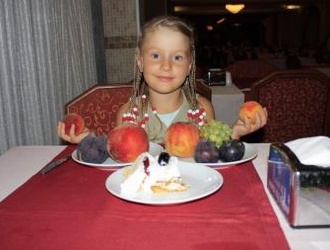 Девушка с персиками