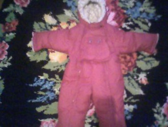 Комбинезон красный, зимний фирмы Nels внутри пух и перо, на воротнике и рукавах- мех. Рост- 86