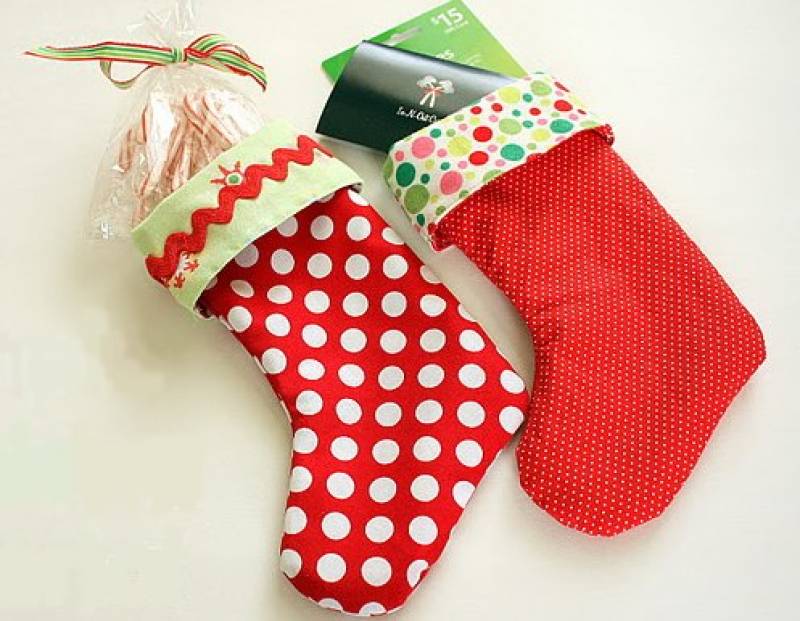 Оригинальная новогодняя идея - носки для подарков ручной работы